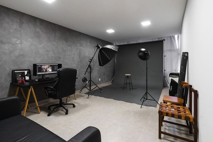 Vista horizontal del estudio, con fondo de fotografía, luces, ordenador y espacio de trabajo.