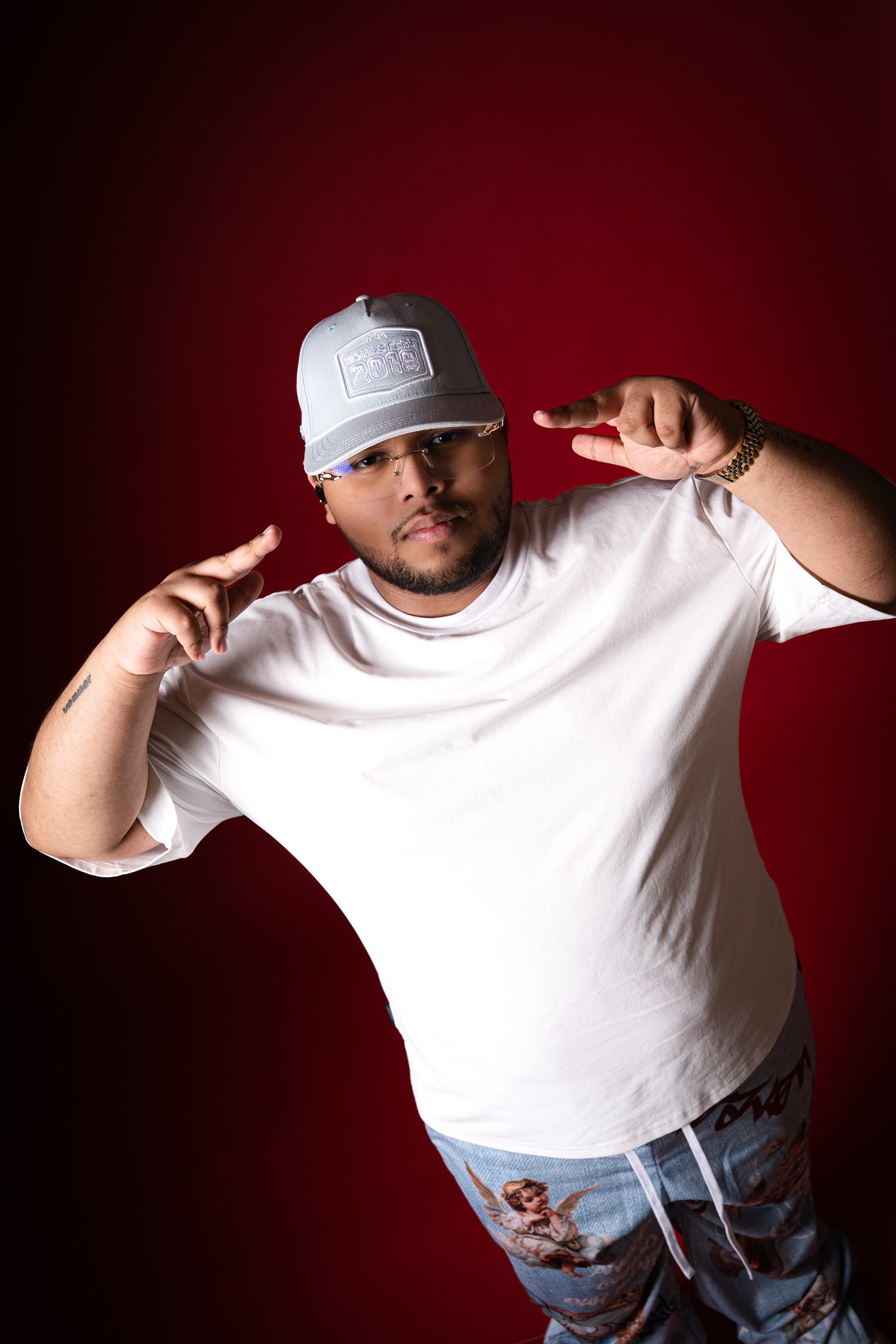 Retrato de Venner DJ sobre fondo rojo