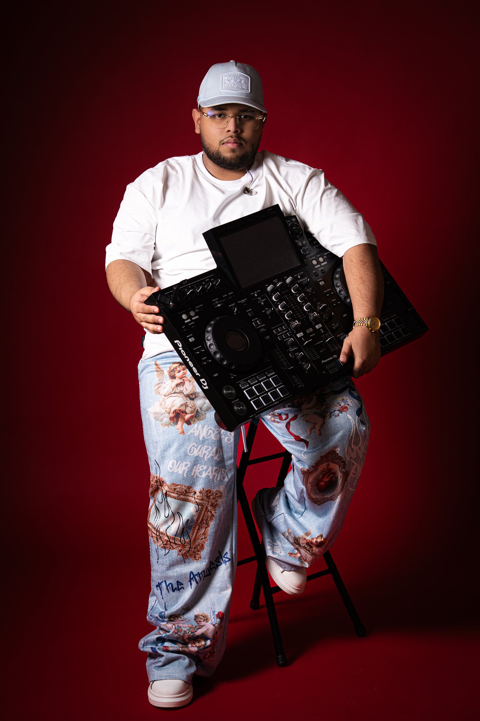 Venner DJ sentado con su equipo de mezcla